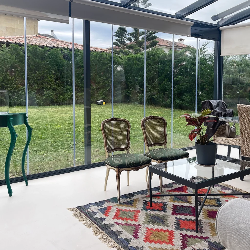 suelo de microcemento en terraza cubierta en jardín